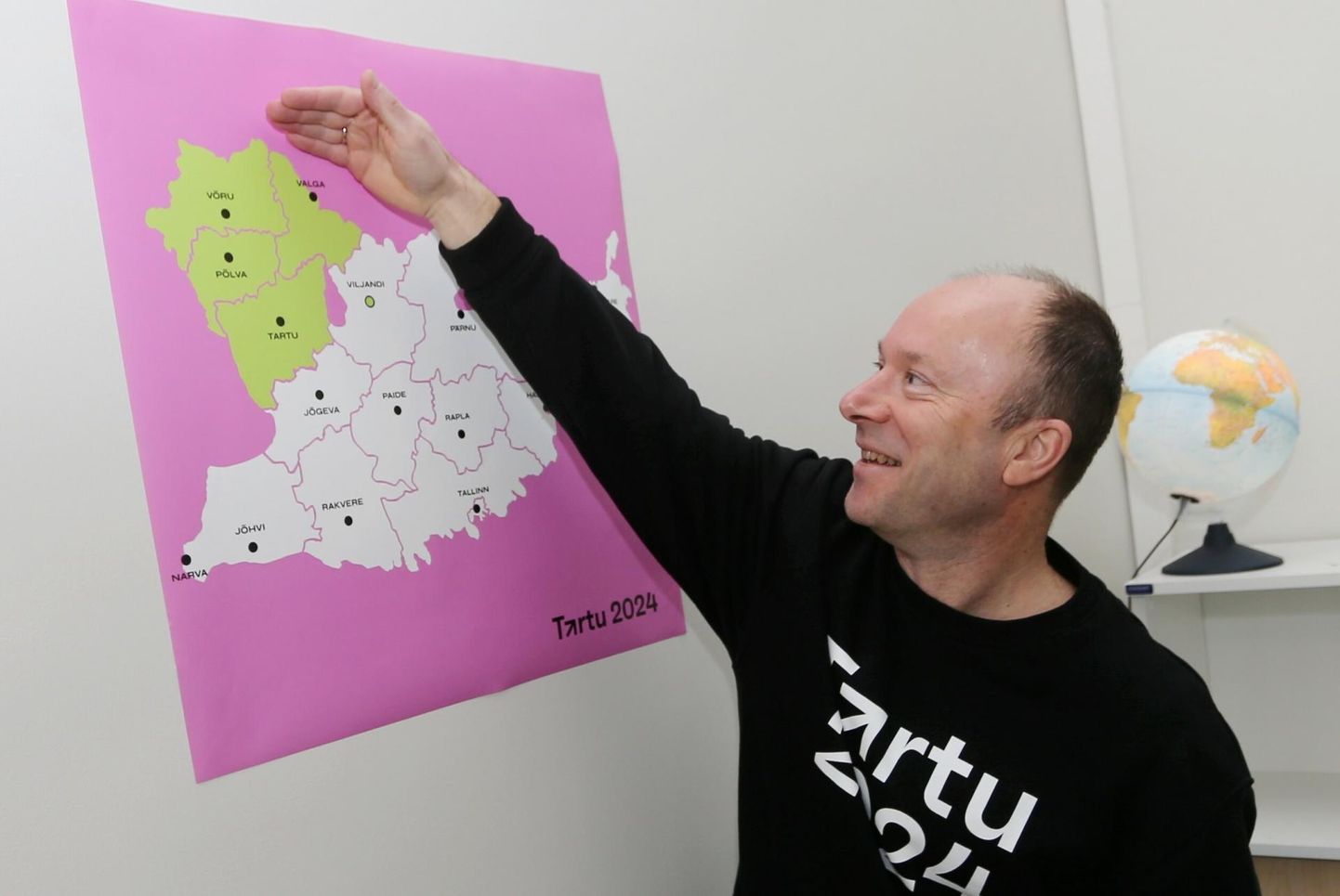 Kuldar Leis näitab Valdur Mikita idee järgi tehtud kaarti, millel on kujutatud Eesti pealinnana Tartu koos Lõuna-Eestiga.