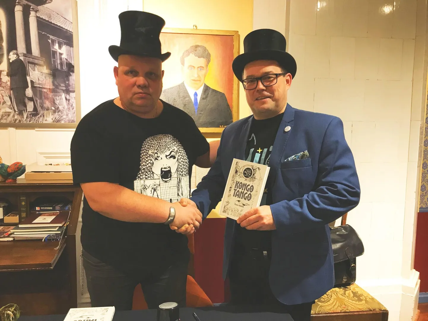 Kirjanik Paavo Matsin (vasakul) ja Viljandi linnapea Madis Timpson "Kongo tango" esitlusel.