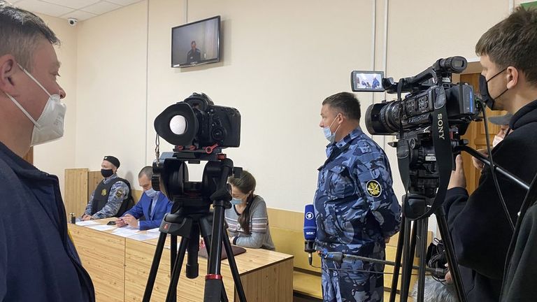Показания дает сотрудник колонии №2, вызванный свидетелем. Именно он проверял Навального ночью