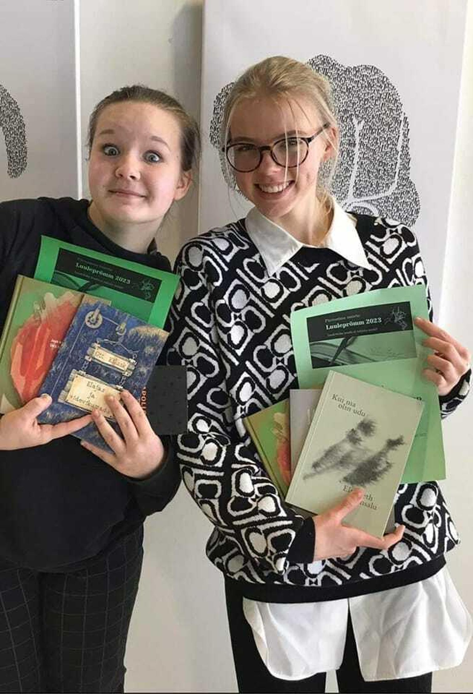 Pärnumaa noorte luuleprõmmul osalenud 12–15aastaste noorte vanuseklassis tuli 3. kohale Kadi Mumme (vasakul) ja võitjaks Jete-Pauline Ollep.