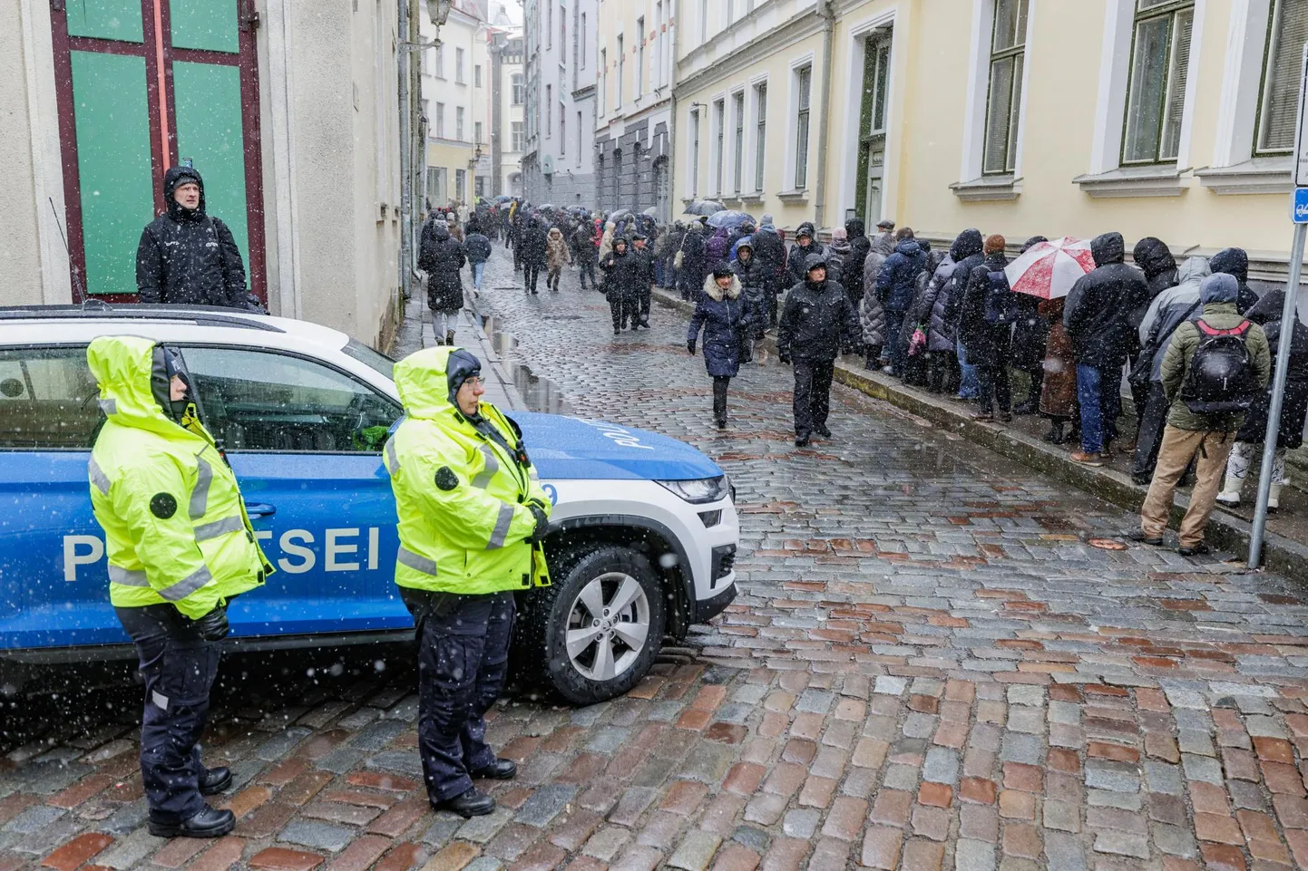 Rahvas tänavu 17. märtsil Tallinnas Vene saatkonna juures järjekorras, et Venemaa presidendivalimistel osaleda.