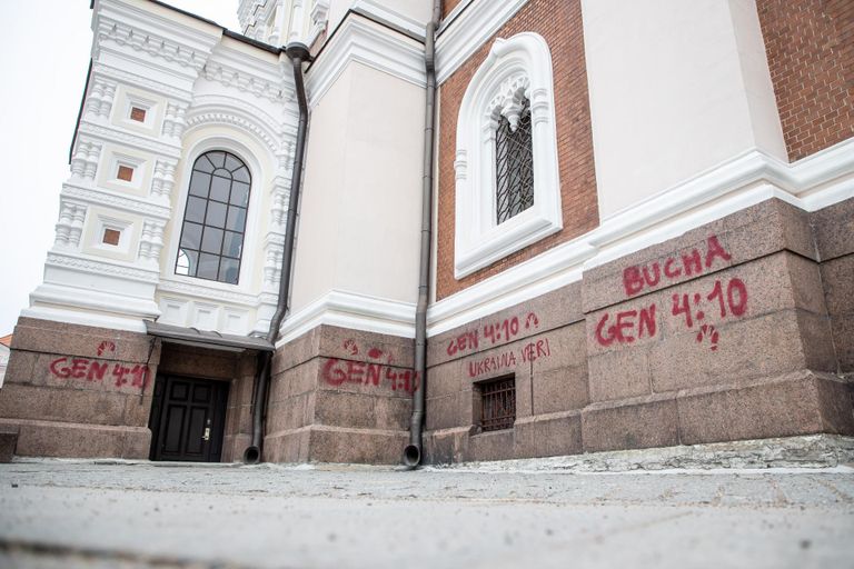 Ukraina sõja vastaste grafititega Nevski katedraal. 