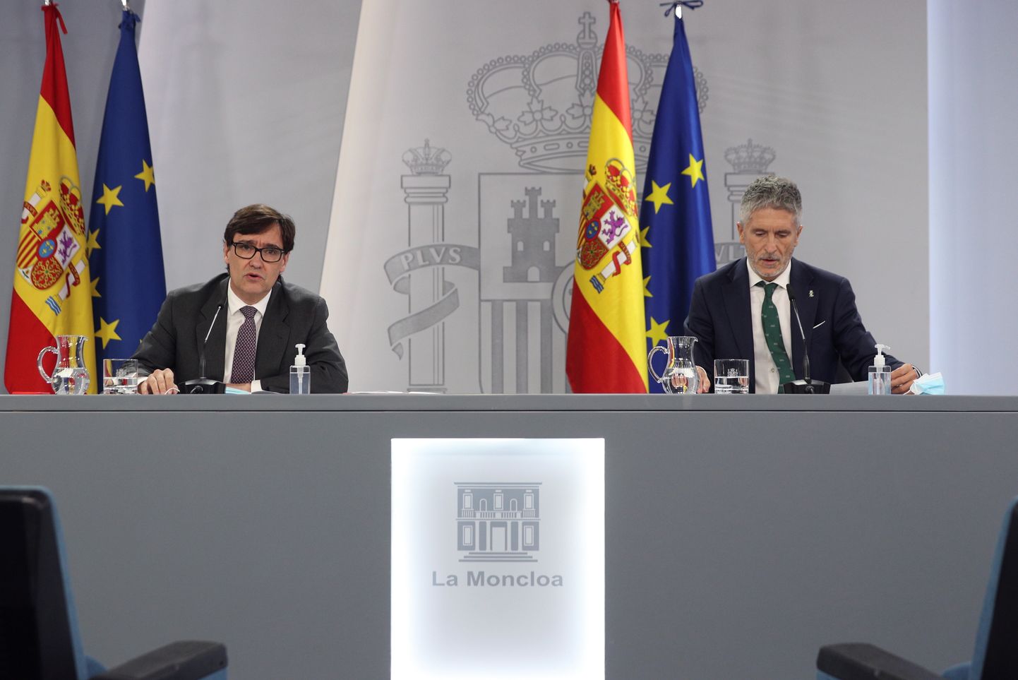 Hispaania tervishoiuminister Salvador Illa (vasakul) ja siseminister Fernando Grande-Marlaska pressikonverentsil 9. oktoober 2020.