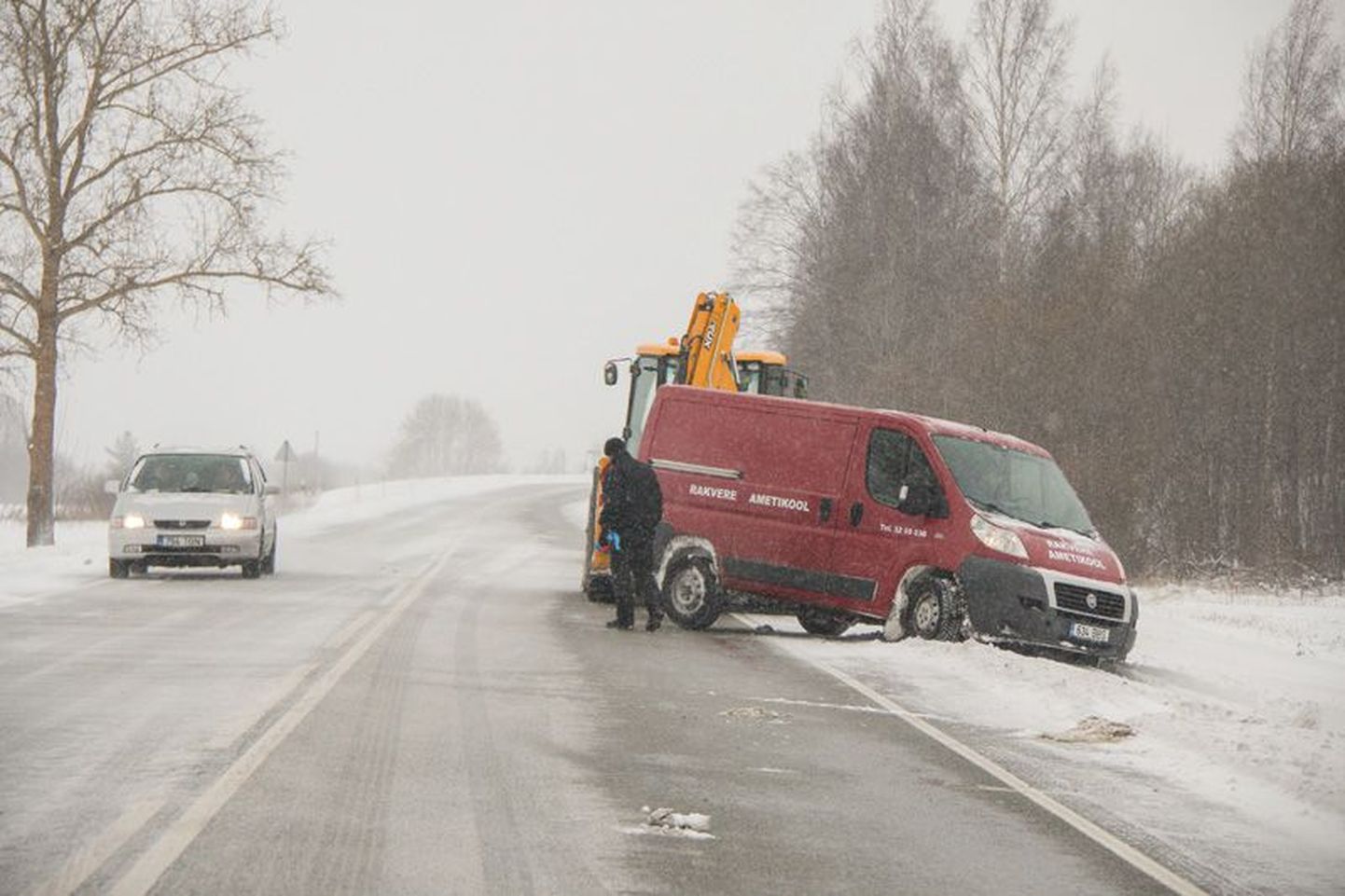 Jäine tee takistab maanteedel ohutut liiklemist, mistõttu tuleb sõidukijuhtidel olla ettevaatlik. Foto on illustratiivne.