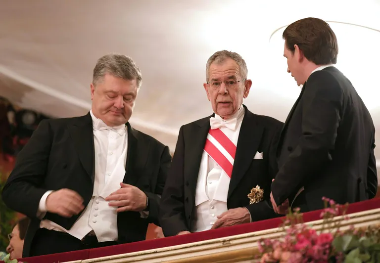 Austria president Alexander Van der Bellen (keskel)