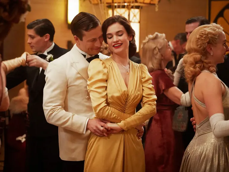 Võluv Lily James «Guernsey kirjandus- ja kartulikoorepiruka seltsis» (katsu seda pealkirja meelde jätta!)