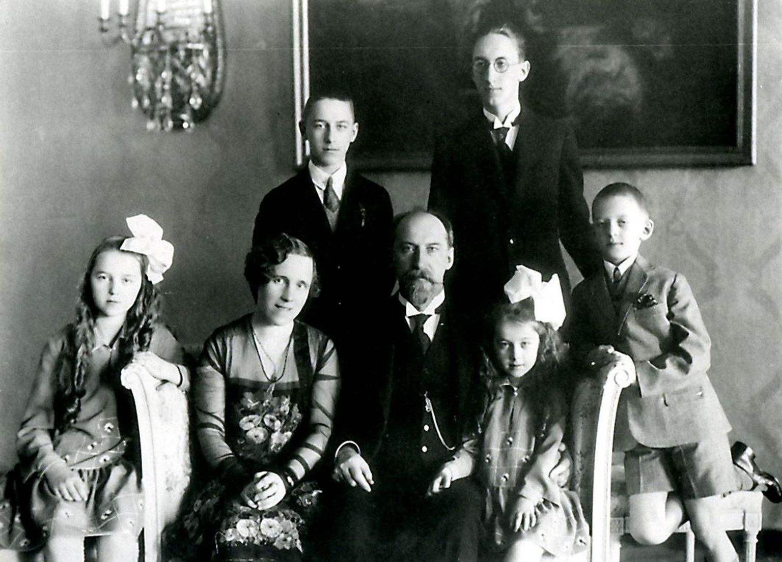 Jaan Tõnisson abikaasa ja lastega 1928. aastal. Istuvad tütar Hilja, Hilda Tõnisson, Jaan Tõnisson ja tütar Lagle, seisavad pojad Heldur, Ilmar ja Lembit-Rein.