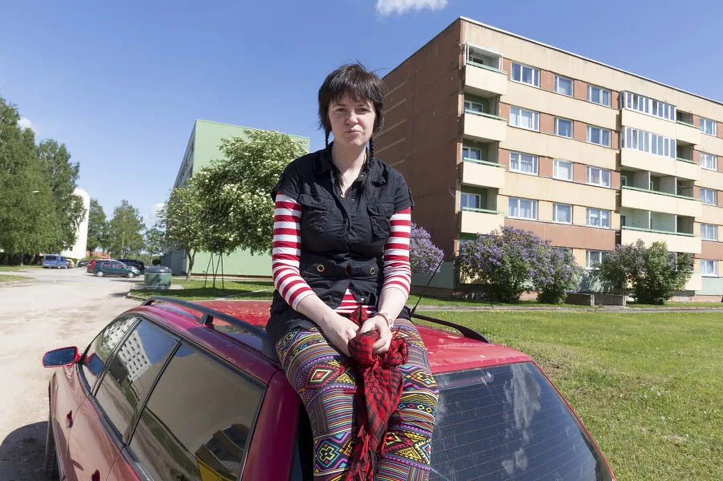 Kesklinna laps Kristel Mägedi jälgib nüüd inimesi Männimäe paneelmajade ümbruses.