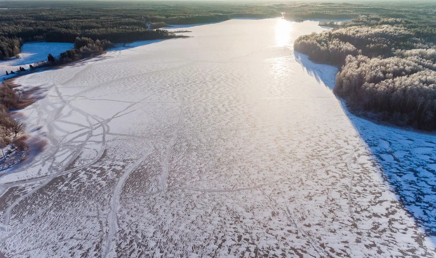 Huvitav on see, et paremal pool kaldal asub Valgamaa ja vasakul Võrumaa. Ahijärv on rahvuspargi suurim järv, mille pikkus on ligi 2,5 ja laius 1 km. Suurim sügavus on 5,5.