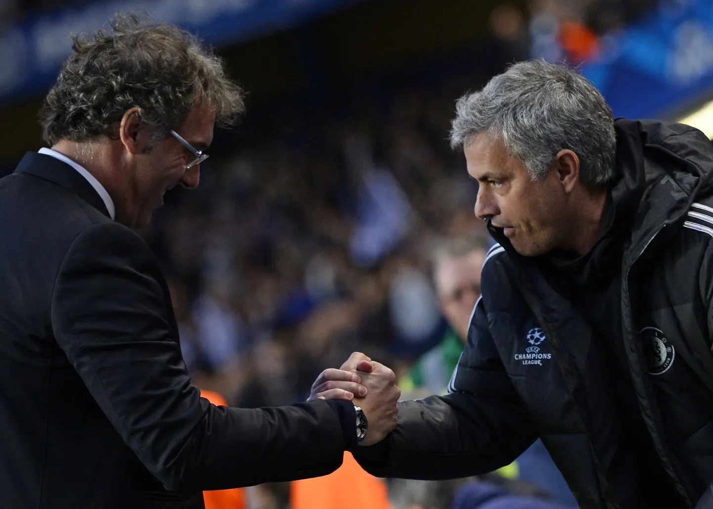 Jose Mourinho ja Laurent Blanc pärast eilset mängu kätlemas.