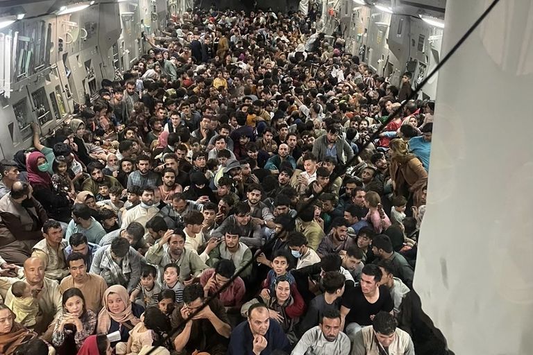 Tegu on Afganistani sõja ühe kõige kuulsama pildiga. Pilt on tehtud 15. augustil, mil Kabul langes Talibanile. Tuhanded inimesed olid koondunud Kabuli lennujaama, et pääseda evakuatsioonilennule, mis neid Afganistanist välja viiks. Käesoleval pildil on näha, kuidas 823 inimest on mahutatud ühte USA sõjaväe transpordilennukisse, nende hulgas 183 last.