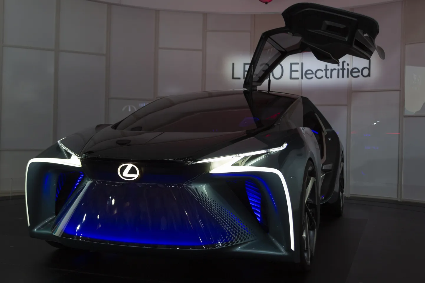 На автосалоне в Токио Lexus продемонстрировал футуристичный концептуальный беспилотник LF-30 Electrified