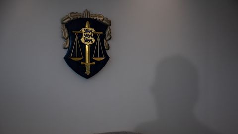 Kehaline väärkohtlemine ja uimastitele kallutamine? Prokuratuur laiendas noore lavastaja Oliver Reimanni uurimist