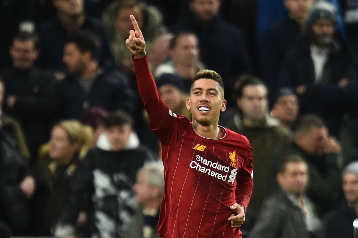 Roberto Firmino Spursile löödud väravat tähistamas.