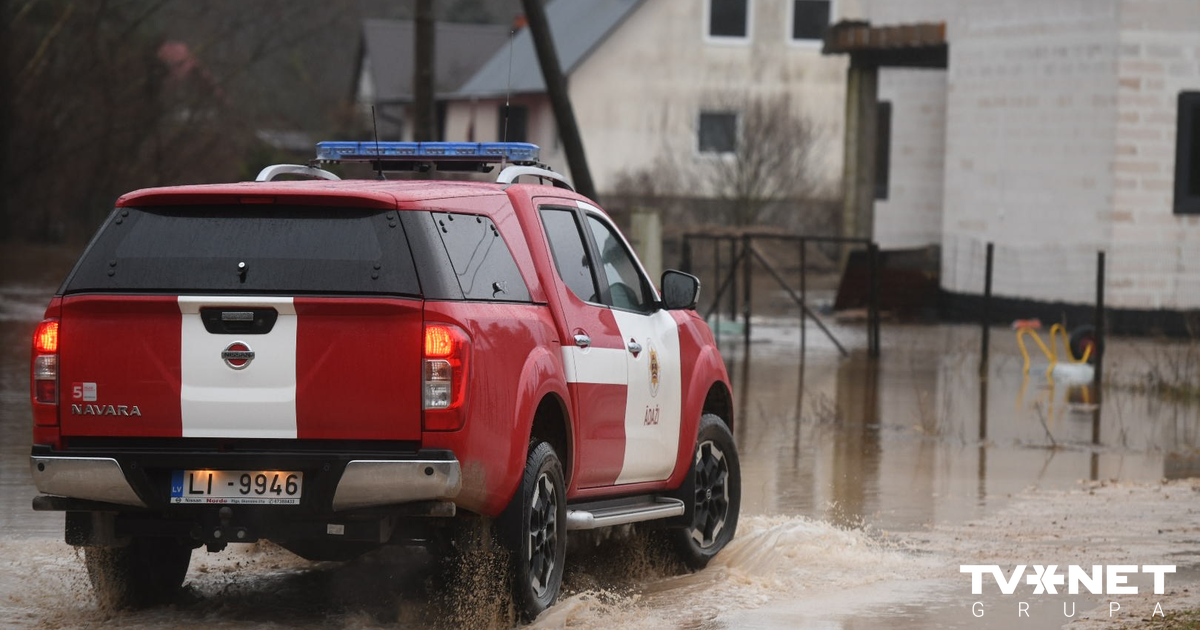 Plūdi Jēkabpils novadā: no mājām ar laivu evakuēti cilvēki; viens ...