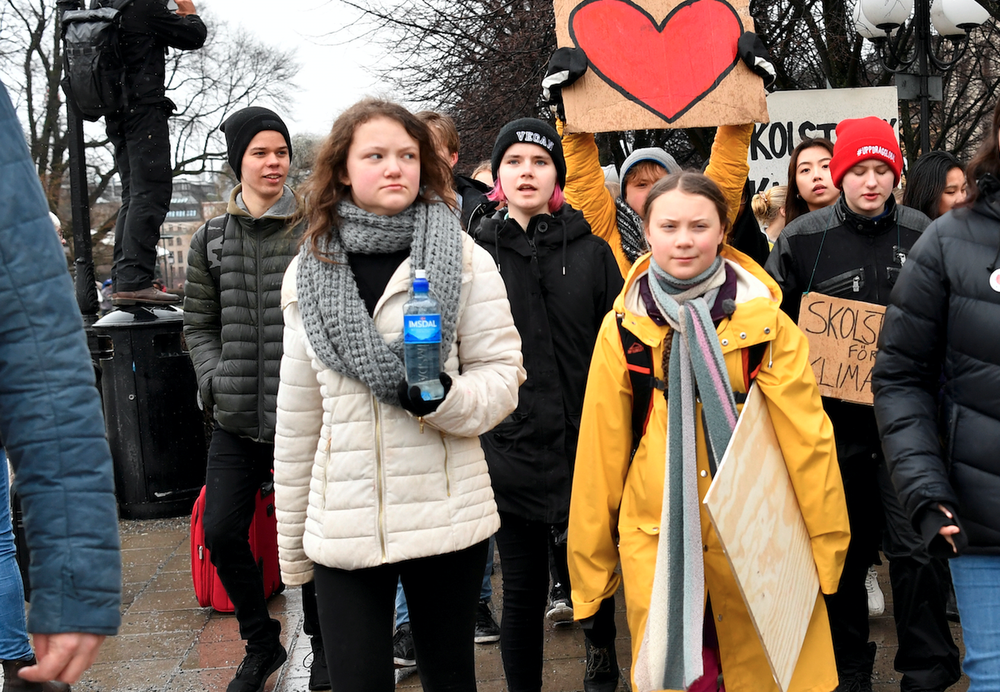 Ülemaailmne noorte kliimastreik 2018. aastal Stockholmis. Greta Thunbergi ja Beata Ernman (vasakul).