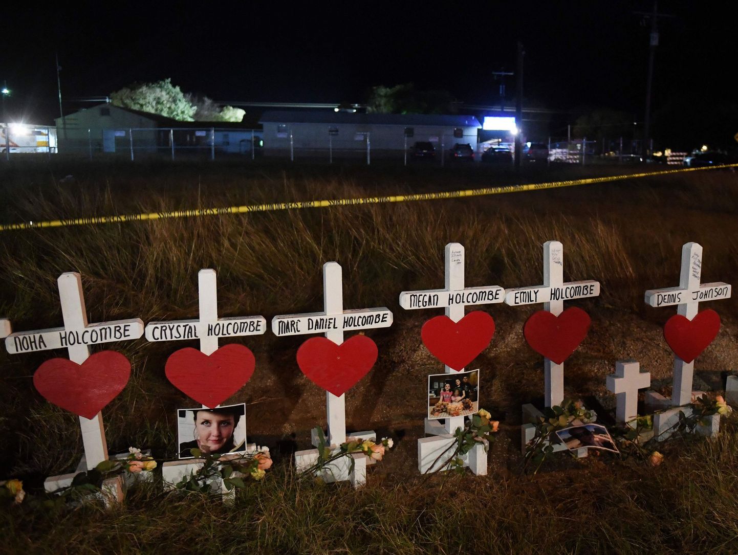 Ristid Texase baptistikirikus toimunud tulistamises hukkunute nimedega.