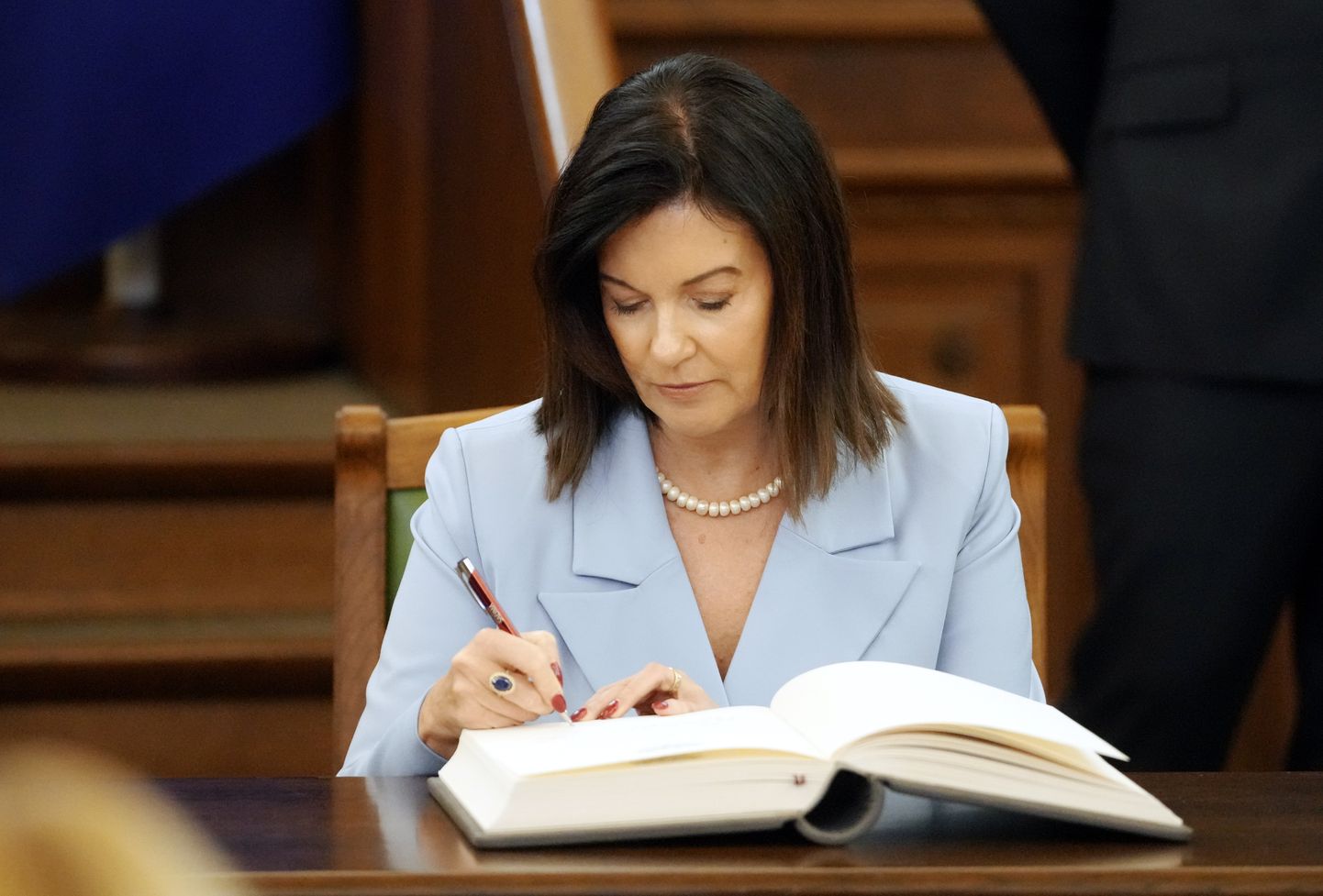 14. Saeimas deputāte Ramona Petraviča zvērestu jeb svinīgo solījumu apliecina ar savu parakstu 14. Saeimas pirmās sēdes laikā.