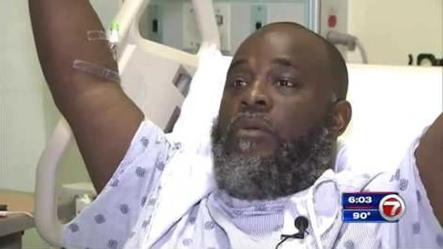 Charles Kinsey näitab reporteritele haiglas, kuidas tal käed üleval olid, kui teda tulistati