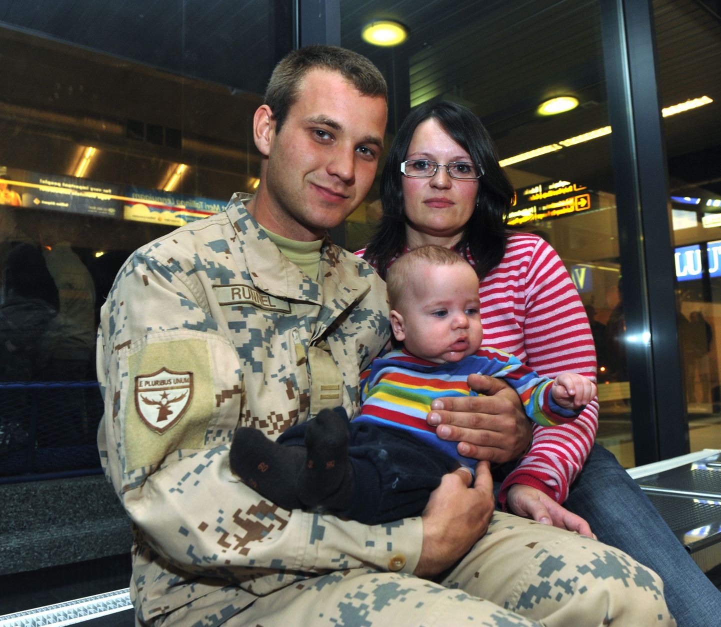 Estcoy-E saabumine Tallinna lennujaama. Pildil nooremseersant Riho Runnel oma naise Katrin Reede ja lapse Robin Runneliga.