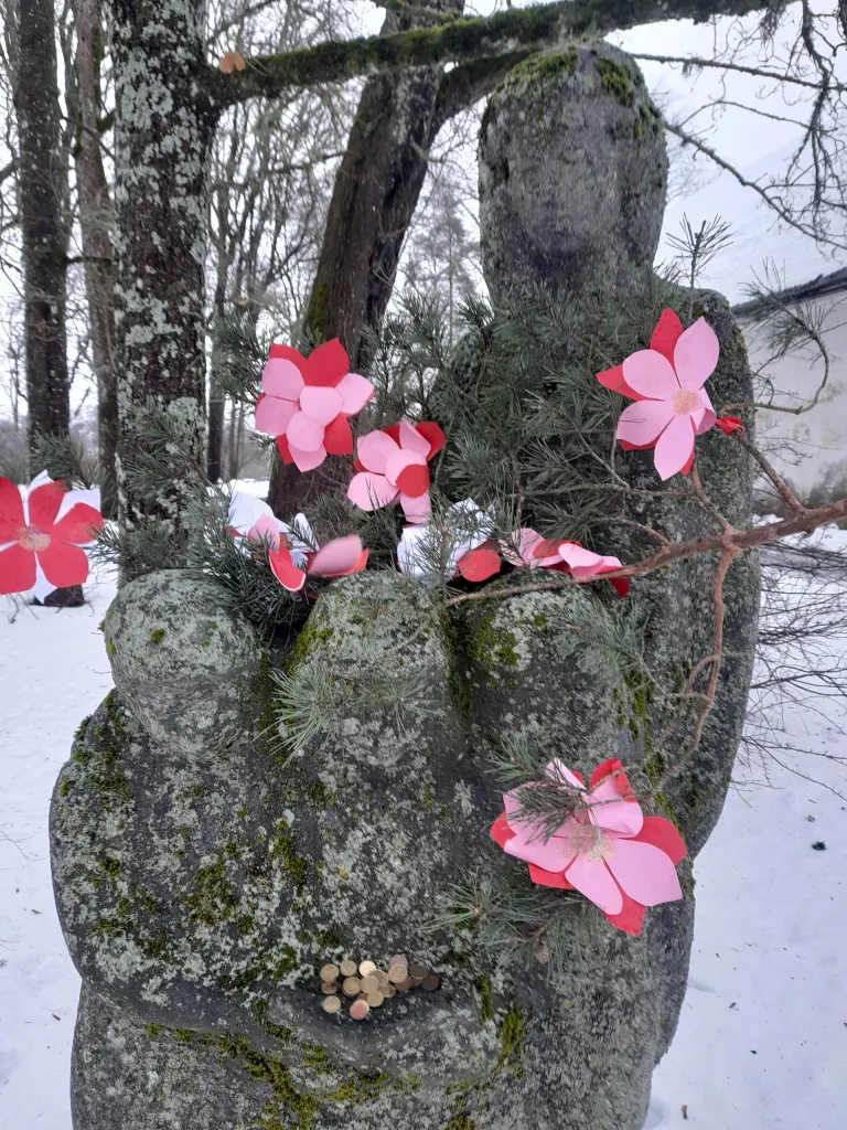 Kujule "Porkuni ema" on hakatud sente asetama.