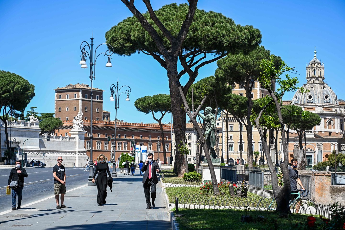 Inimesed jalutamas 4. mail Roomas Via dei Fori Imperialil.