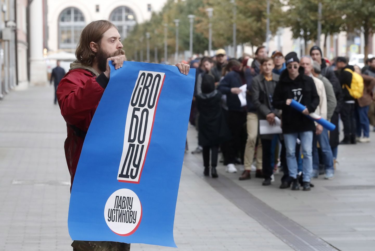 Люди в Москве выстраивались в очередь, чтобы выразить поддерку Павлу Устинову на одиночном пикете.
