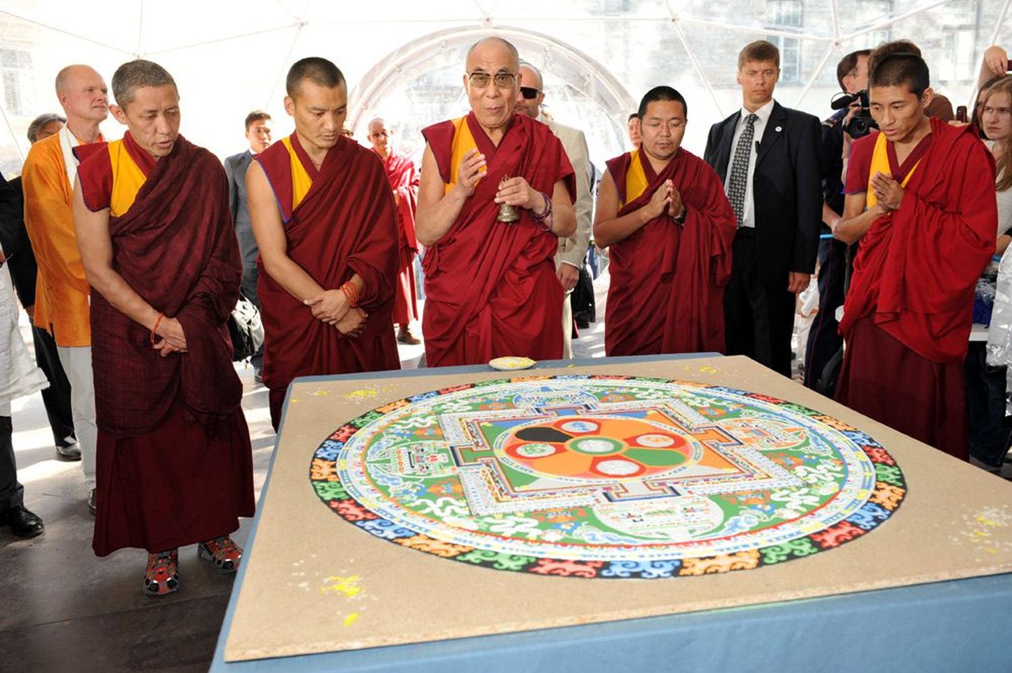 Далай-лама зашел в палатку на улице Харью, где находилась мандала, которую создали из песка буддистские монахи.