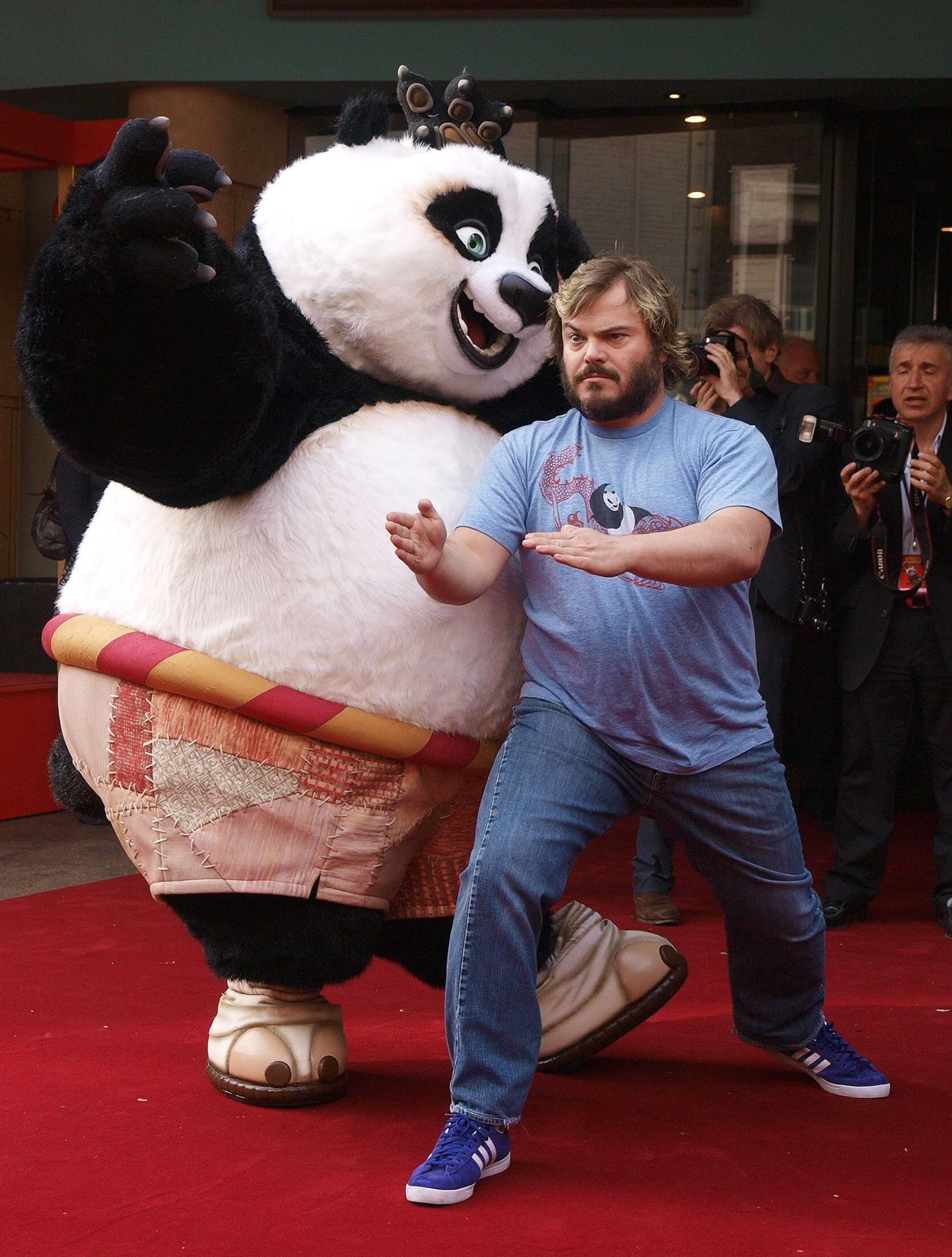 Koomik Jack Black demonstreeris Londonis filmi «Kung fu panda» esilinastusel oma võitluskunstialaseid oskusi