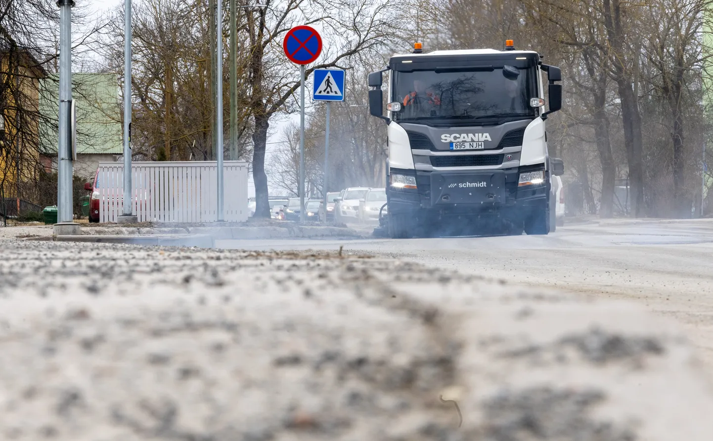 Näiteks Aardla tänavat Tartus Ropka linnaosas puhastatakse graafiku järgi igal 15. ja 30. kuupäeval, südalinnas toimetavad puhastajad igapäevaselt.