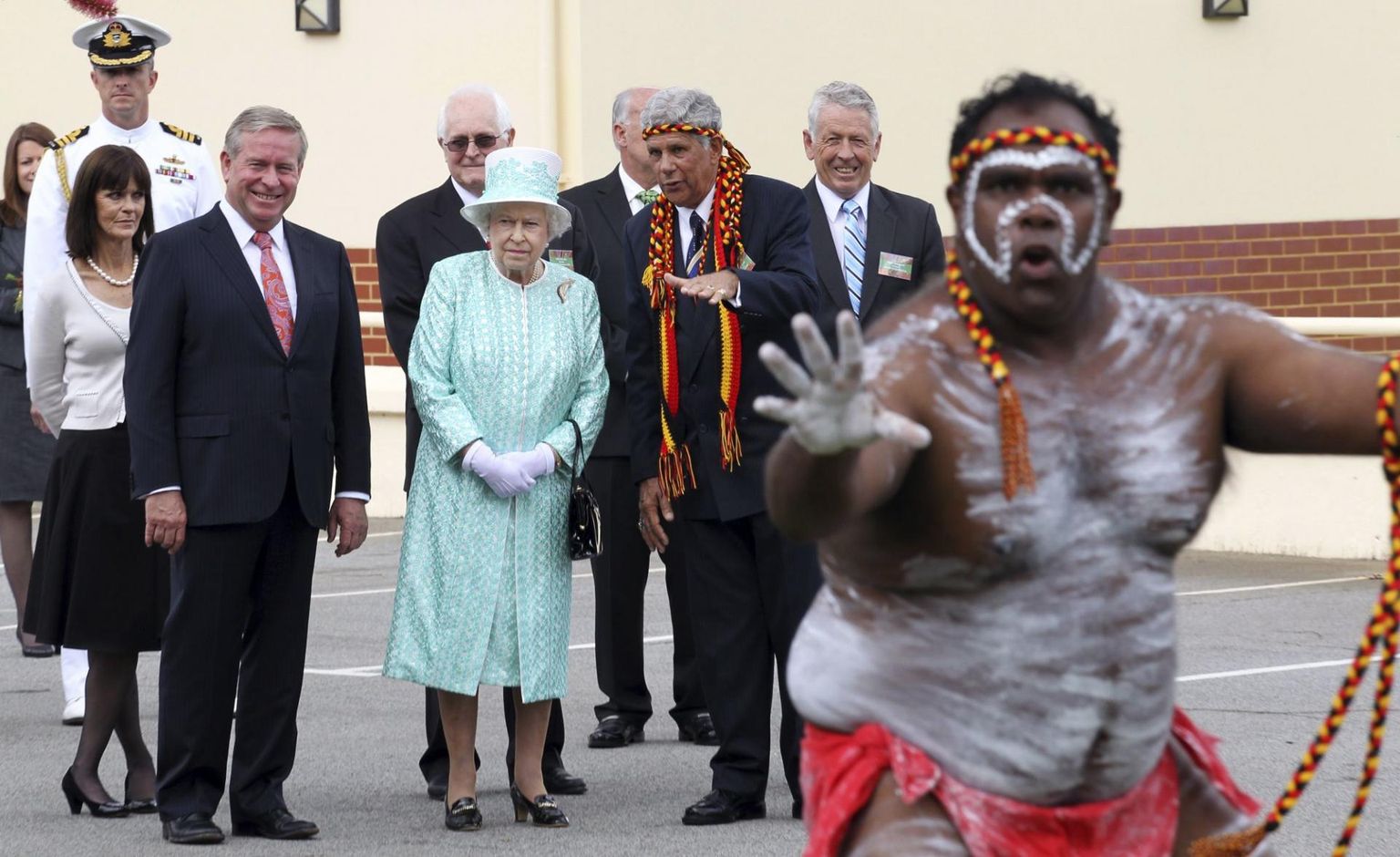 Aborigeenide esinemine Ühendkuningriigi kuninganna Elizabeth II visiidil Perthi. Suur osa aborigeenide kultuurist on muudetud museaaliks, mida turistidele esitleda. 