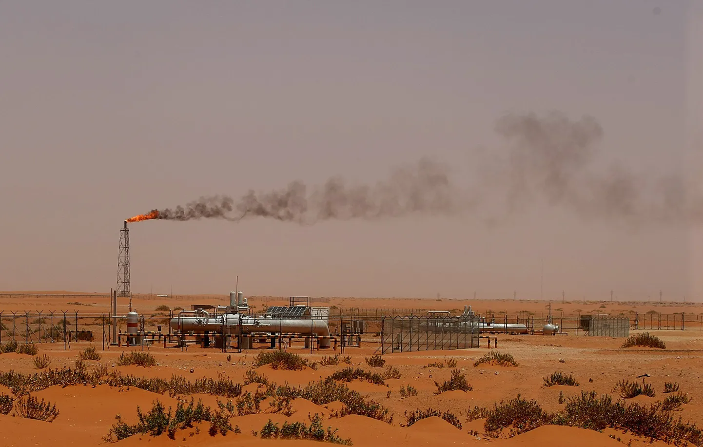 Aramco naftaseadmed kõrbes pealinnast Ar-Riyādist 160 kilomeetrit ida pool. Riigifirma kaalub osaliselt börsile minna.
