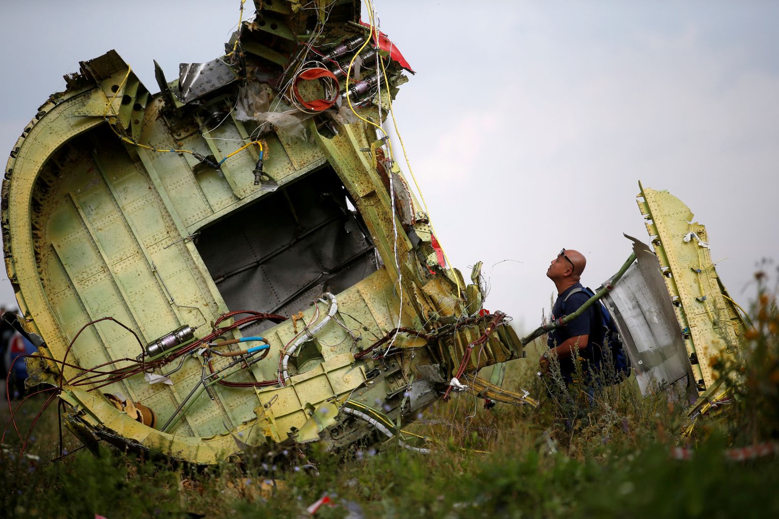Malaysia Airlinesi lend MH17 oma vägivallaga katkestatud reisi lõpp-punktis Hrabove põllul.