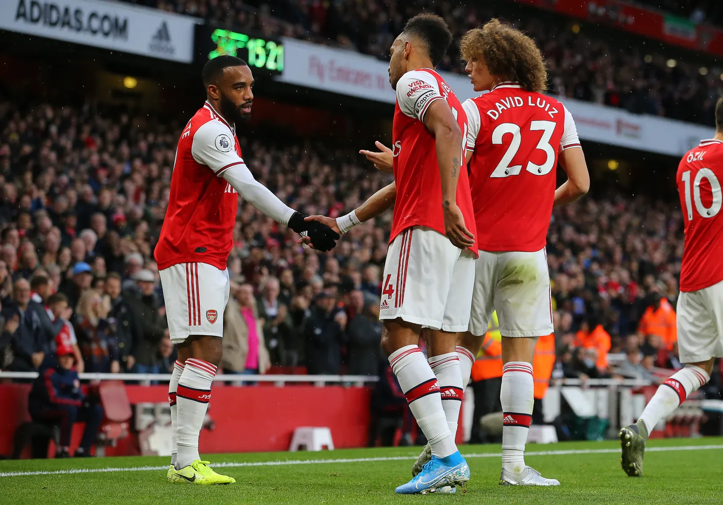 Sel pildil on kaks Londoni Arsenali covidiooti: Alexander Lacazette (kõige vasemal) ja David Luiz (nr 23). Nende vahele mahub Pierre-Emerick Aubameyang.