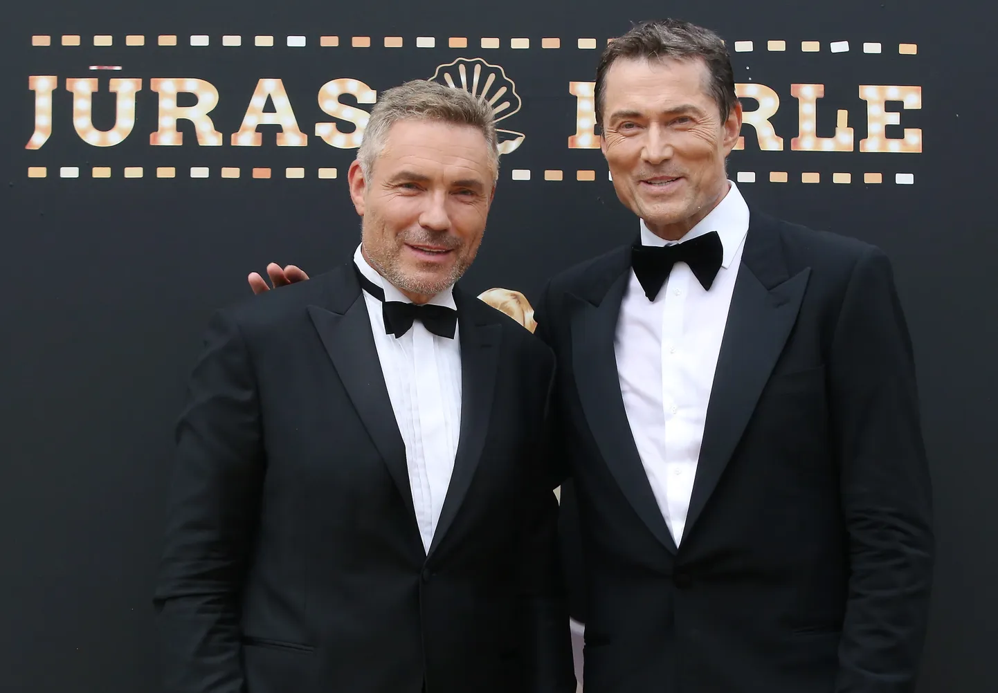 Aktieri brāļi Juris (no kreisās) un Andrejs Žagari otrā starptautiskā teātra un kino mūzikas festivāla "Jūras pērle" atklāšanas koncerta laikā Dzintaru koncertzālē, kas veltīts Rīgas kinostudijas 70 gadu jubilejai.