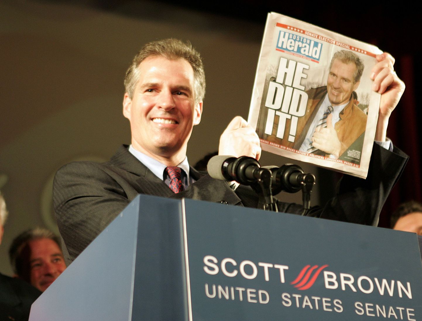 Vabariiklane Scott Brown hoiab pärast valimisvõitu käes ajalehte Boston Herald.