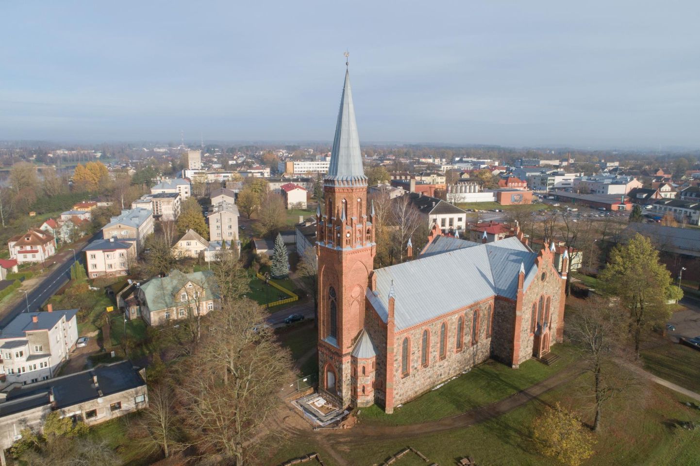 Viljandi Pauluse kirik sai nurgakivi 1863. aasta peeterpaulipäeval, 29. juunil. 1866. aasta 30. oktoobril õnnistati hoone sisse.