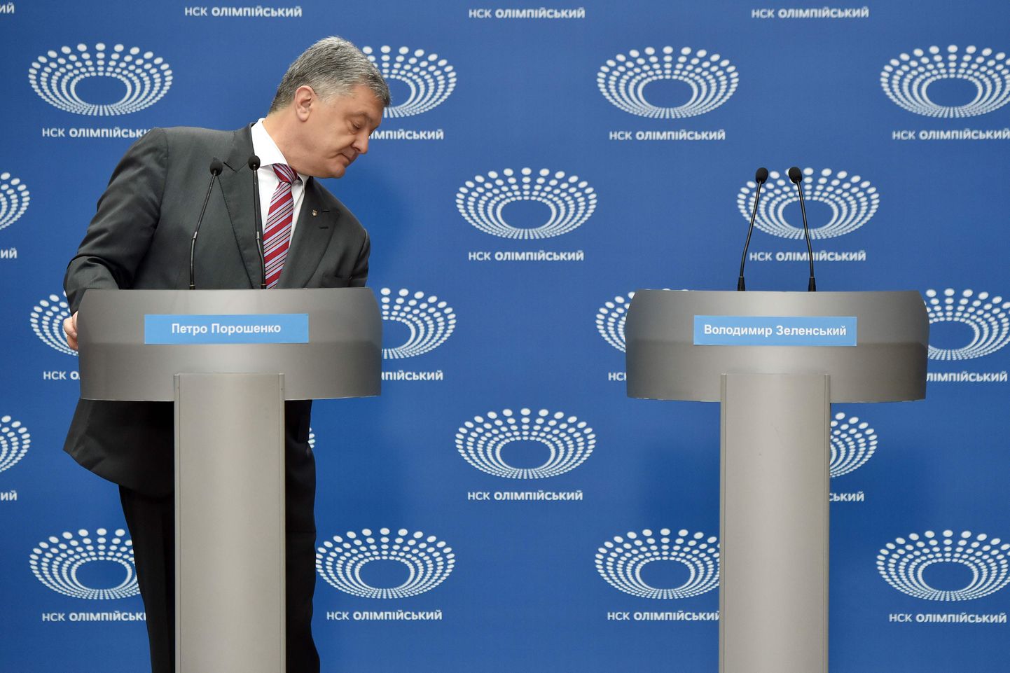 Ukraina president Petro Porošenko ootamas 14. aprillil Volodõmõr Zelenskit debatile, kuhu ta lõpuks ei tulnudki.
