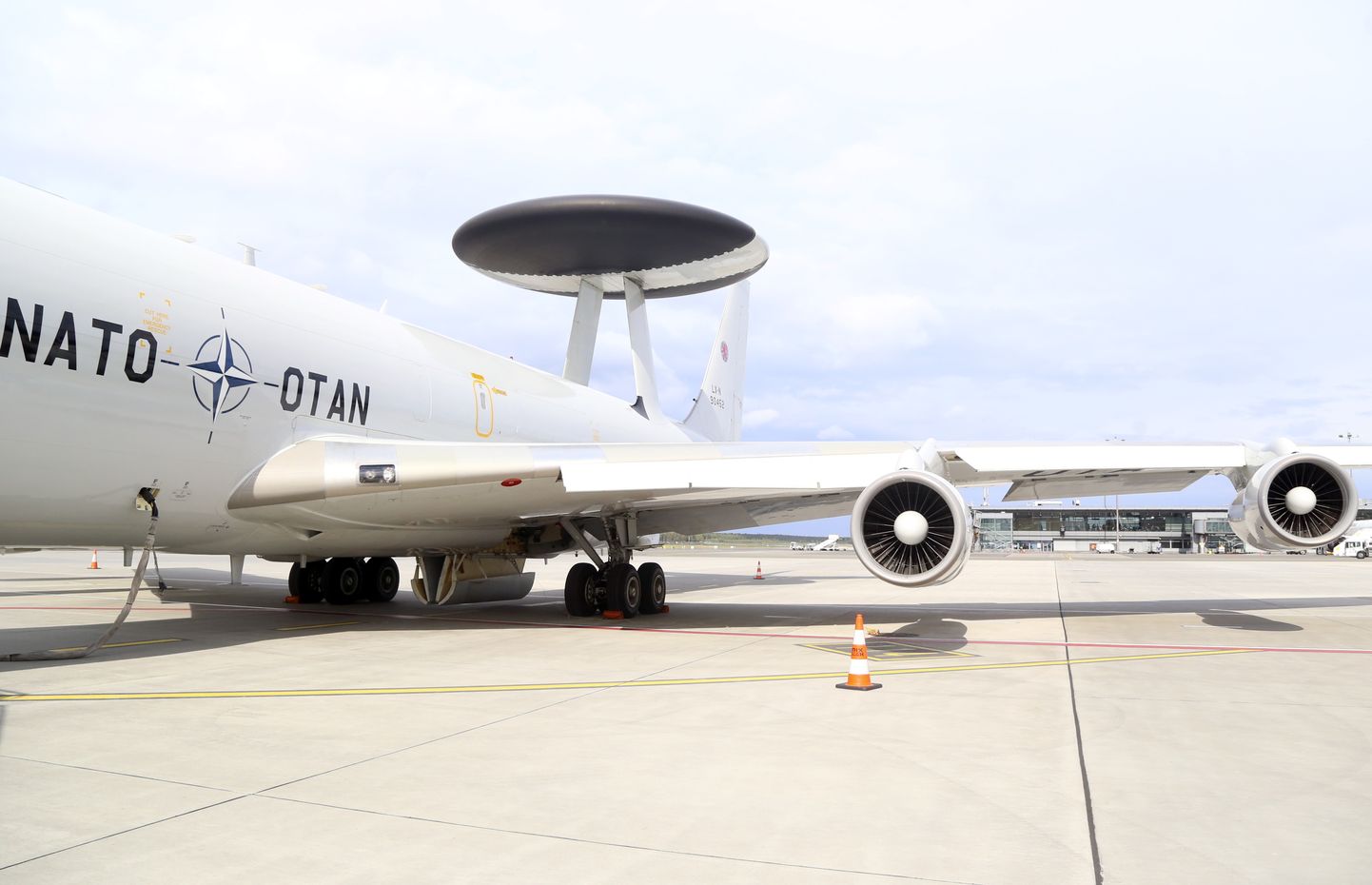 NATO agrīnās brīdināšanas un kontroles sistēmas jeb AWACS lidmašīna starptautiskajā lidostā "Rīga".