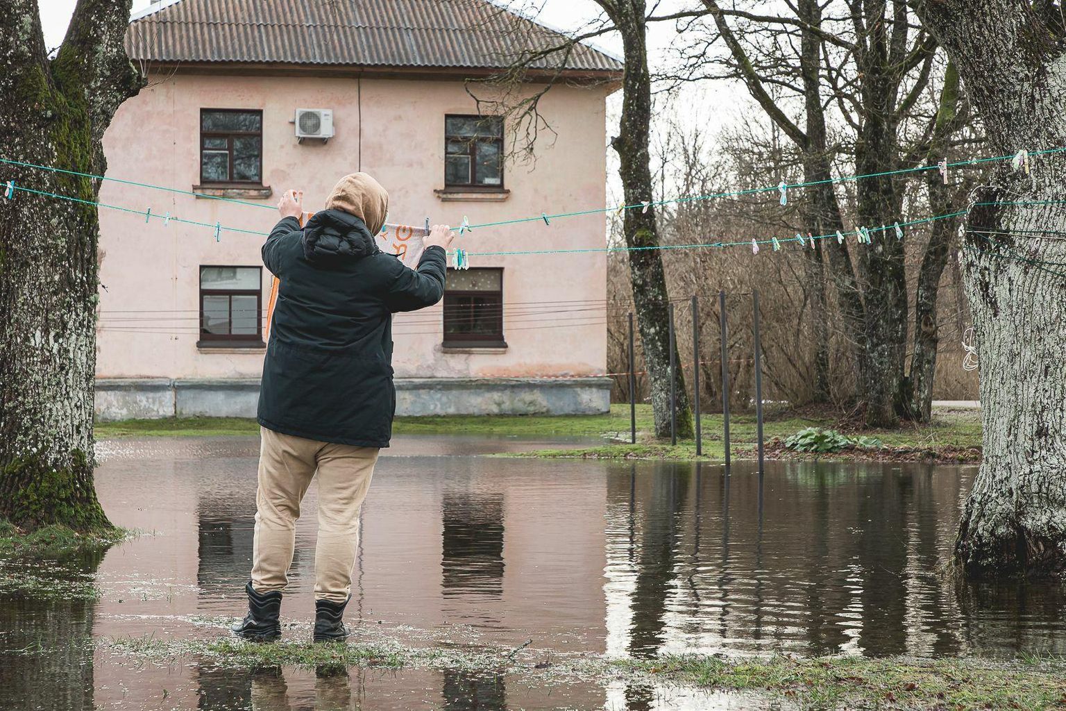 Kui tavaliselt on Saaremaa rannikualad suurte vihmade ja lumesulavee tõttu üpris vesised, siis nüüd ei pääsenud suurest veest ka Saaremaa keskosa. Uputus Astes. 