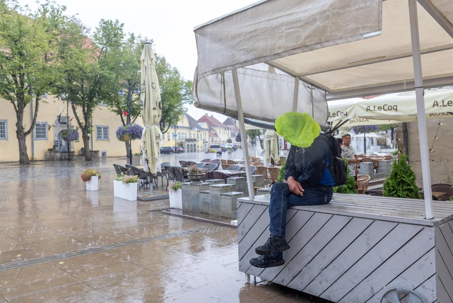 Kuressaare vanalinnas jätkus elu ka tormi eel muretult: jäi mulje, et saarlased on täitsa veendunud, et kui torm juba Sõrvet rappis, siis õhtul ta teist korda enam ei tule.