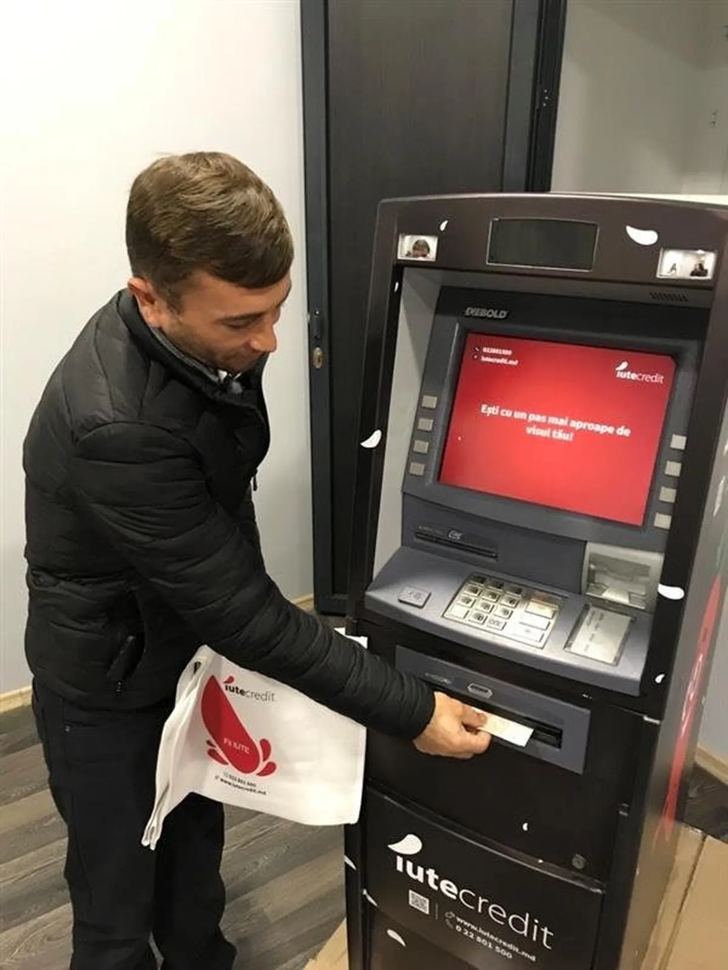 Kaardita automaadid on arendatud selliselt, et plastikkaarti pole enam vaja. Raha saab kätte ühekordse mobiilikoodiga.
