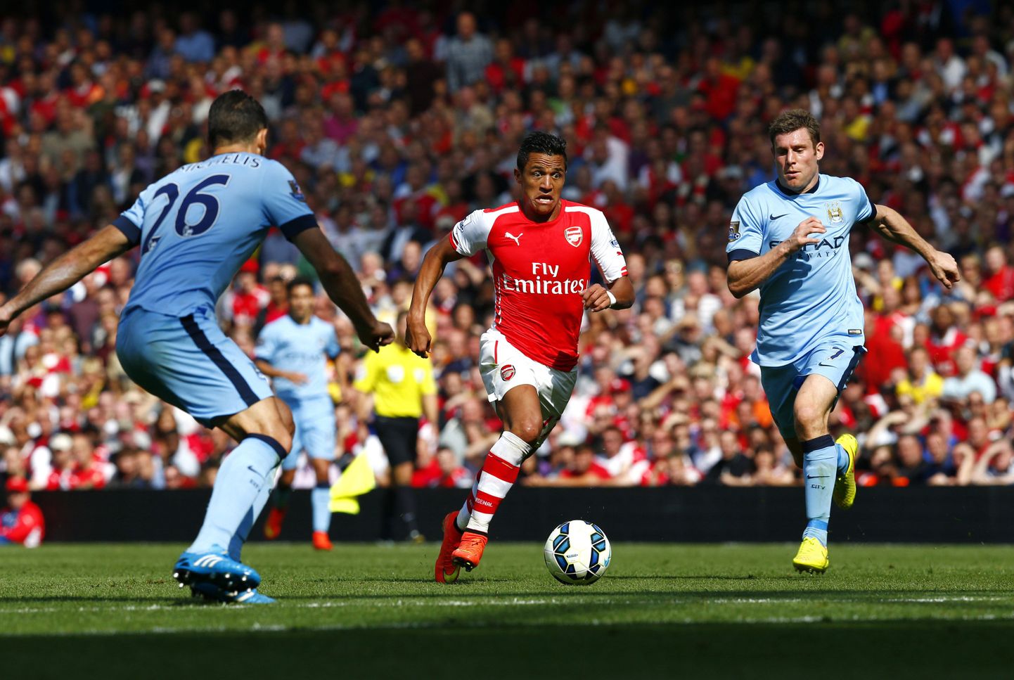 Arsenal's Alexis Sanchez (C) is challenged by Manchester City's Martín Demichelis (L) and James Milner during their English Premier League soccer match at the Emirates stadium in London September 13, 2014.
REUTERS/Eddie Keogh (BRITAIN - Tags: SPORT SOCCER) NO USE WITH UNAUTHORIZED AUDIO, VIDEO, DATA, FIXTURE LISTS, CLUB/LEAGUE LOGOS OR "LIVE" SERVICES. ONLINE IN-MATCH USE LIMITED TO 45 IMAGES, NO VIDEO EMULATION. NO USE IN BETTING, GAMES OR SINGLE CLUB/LEAGUE/PLAYER PUBLICATIONS. FOR EDITORIAL USE ONLY. NOT FOR SALE FOR MARKETING OR ADVERTISING CAMPAIGNS