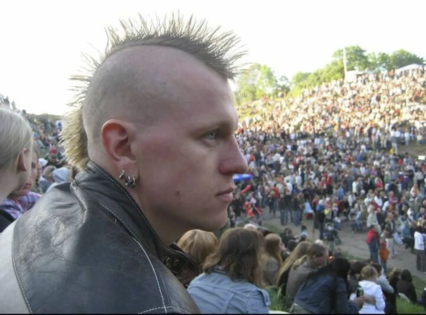 Punkar Tiivik on igal punklaulupeol käinud ja läheb ka seekord, kuigi väga tõsiselt sellesse ei suhtu.