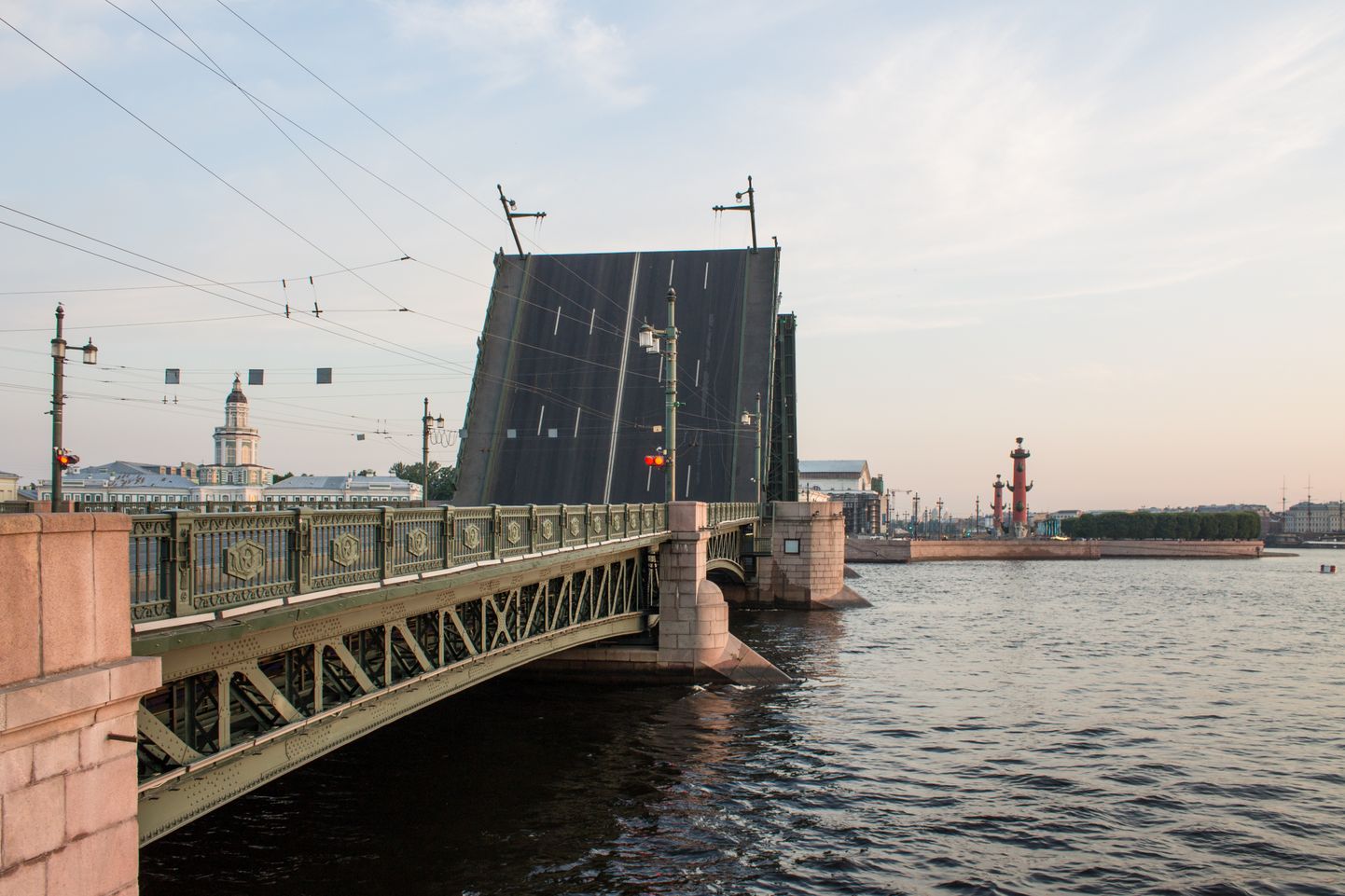 Мост через Неву. Снимок иллюстративный.