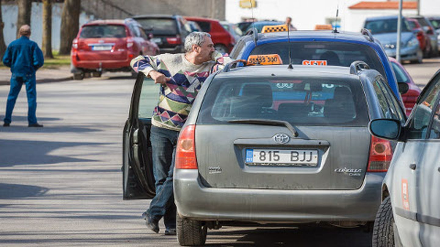 Narva taksojuhid on valmis alla kirjutama igale petitsioonile ja minema mis tahes protestiaktsioonile, et vältida ebapiisava riigikeeleoskuse tõttu litsentsist ilma jäämist. Seadusandja aga tuletab meelde, et isegi kui ühissõidukijuhtidele esitatavate keelenõuete jõustumine edasi lükatakse, tuleb keelt õppida niikuinii.