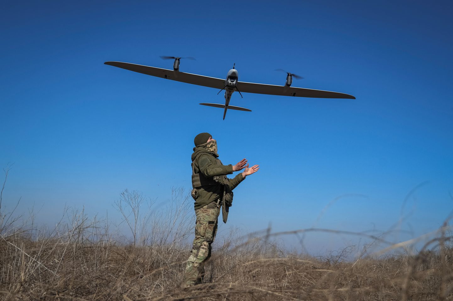 Ukraina sõdur drooniga Bahmuti lähistel.