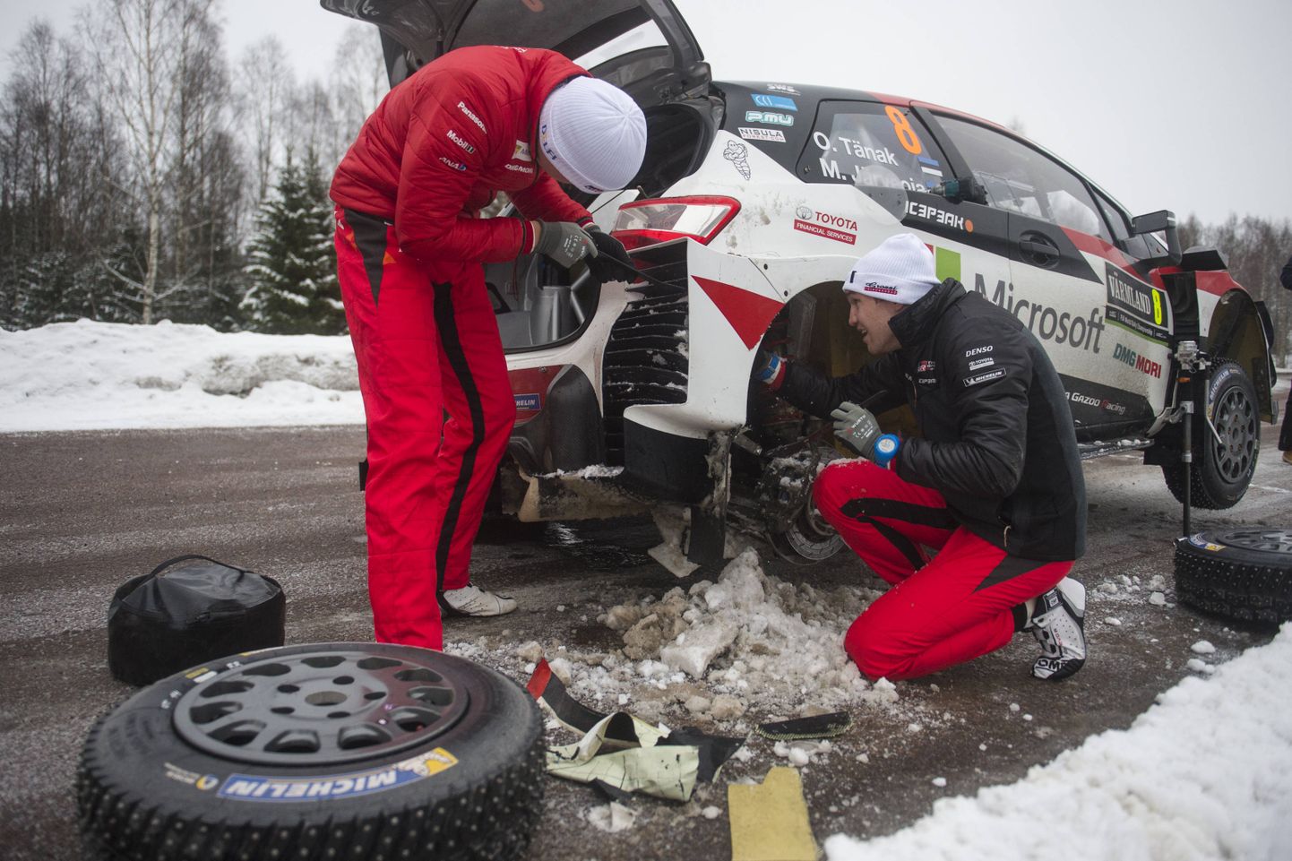 Ott Tänak ja Martin Järveoja puhastamas oma Yarist ebaõnne toonud lumest.