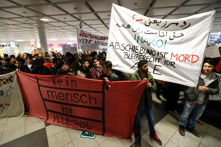 Müncheni lennujaama oli kolmapäeval kogunenud ka meeleavaldajaid, kes protesteerisid afgaani asüülitaotlejate tagasi saatmise vastu. FOTO: UWE LEIN/AFP/Scanpix