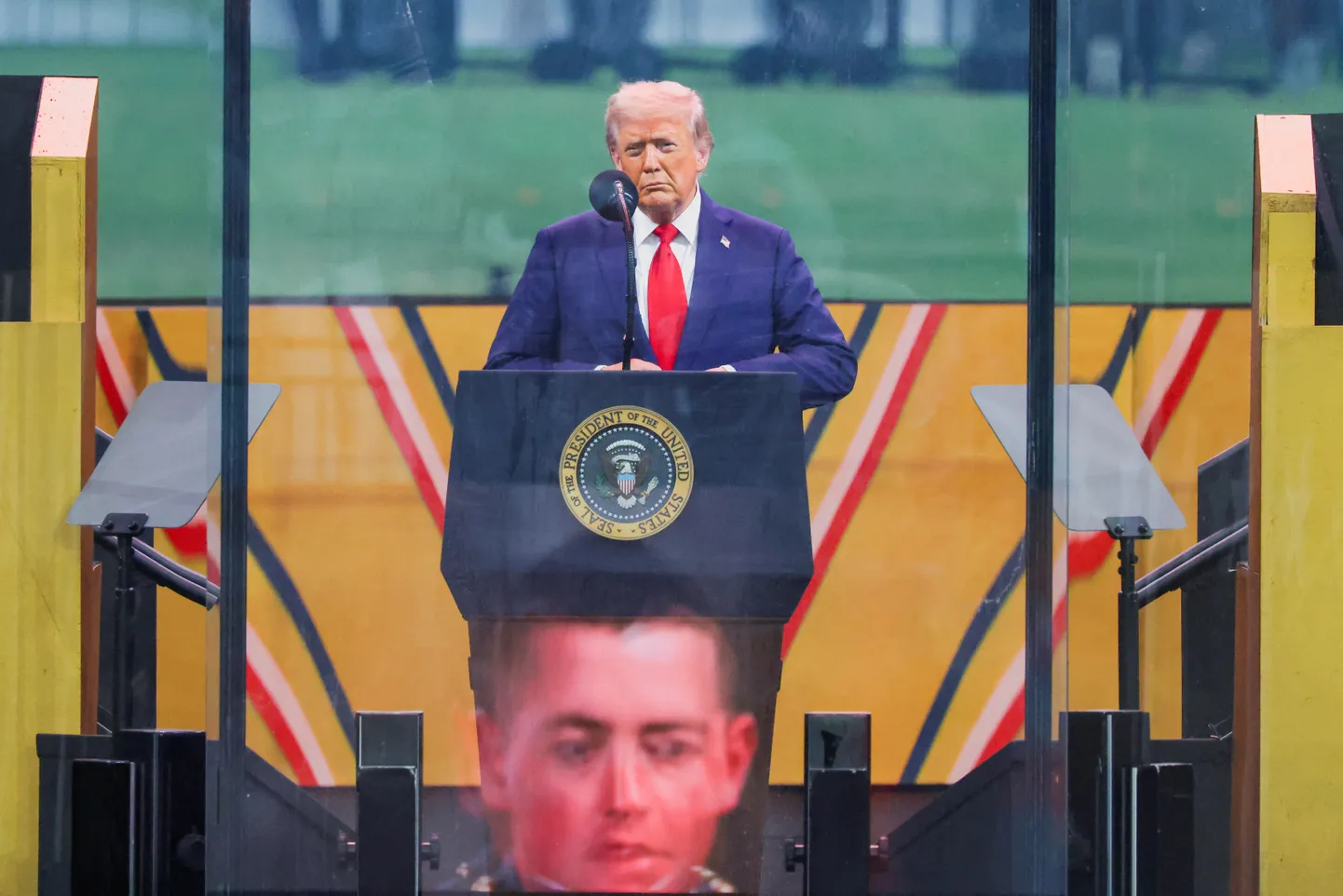 USA president Donald Trump sealse armee 250 aastapäevaparaadil põhiseaduslikku vannet andams. Washingtonis 14. juunil 2025.